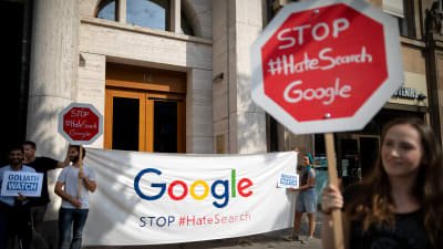 Demonstranter mot Google i Berlin.