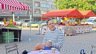 Riko Eklundh dricker morgonkaffe på Tölö torg