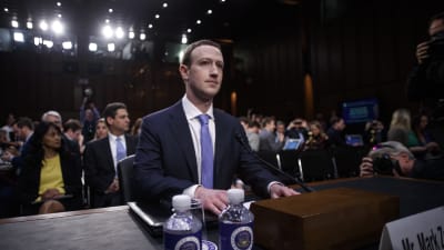 Mark Zuckerberg grillas av den amerikanska kongressen. 