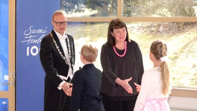 Stadsdirektör Jukka-Pekka Ujula och fullmäktigeordförande Mikaela Nylander skakade hand med flera hundra skolelever.