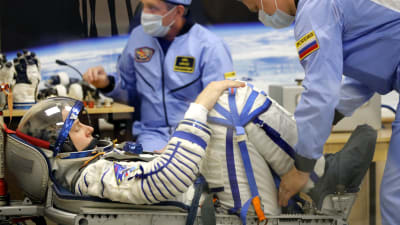 Astronauten Nick Hague testar sin rymddräkt inför starten mot ISS 11.10.2018.