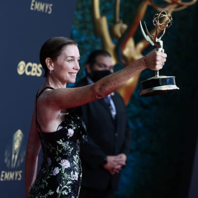 Julianne Nicholson håller ut sin arm och visar upp sin Emmystatyett.