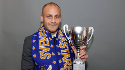 Daniel Sjölund med den allsvenska bucklan, fotbollsgalan 2015.