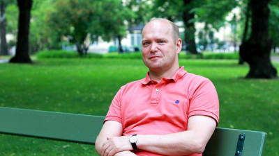 Peter Stadius sitter på en parkbänk.