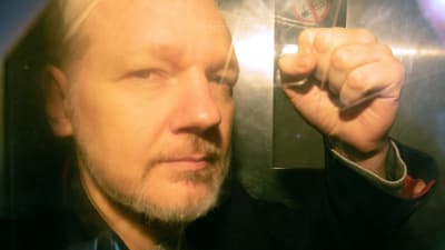 Julian Assange 1.5.2019 på väg till en rättegång i London