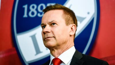 Jukka Valtanen svarar på frågor under en presskonferens.
