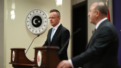 Ungerns utrikesminister Péter Szijjártó håller presskonferens med sin turkiska kollega