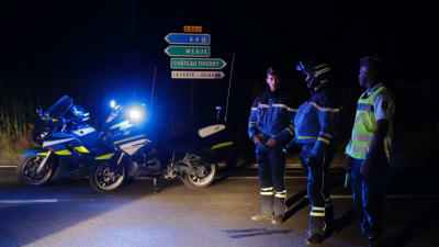 Fransk polis blockerar väg nära pizzeria i Sept-Sorts efter att en dött och flera skadats av en bilist.
