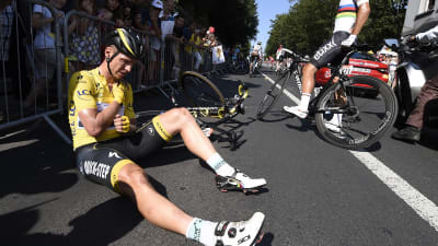 Tony Martin faller i Tour de France 2015.