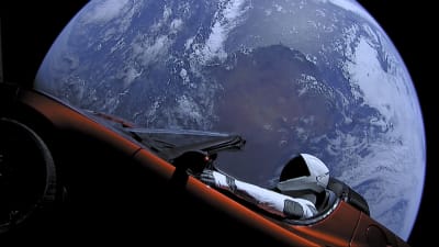 En röd Tesla med en astronautdocka som chaufför sköts upp i rymden år 2018. Här med blått jordklot i bakgrunden