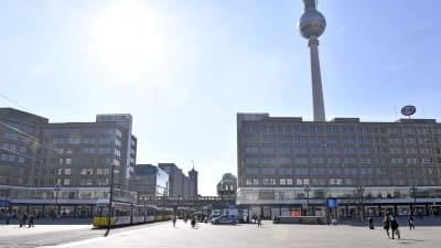 Koronaviruksen takia tyhjentynyt Berliinin Alexanderplatz