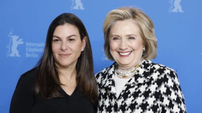 Nanette Burstein och Hillary Clinton under filmfestivalen i Berlin.