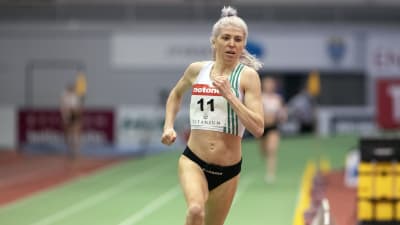 Sara Kuivisto löper iklädd Akilles dräkt.
