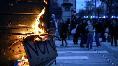 Demonstranterna tände eld på en hel del sopor i Paris på måndag kväll. 