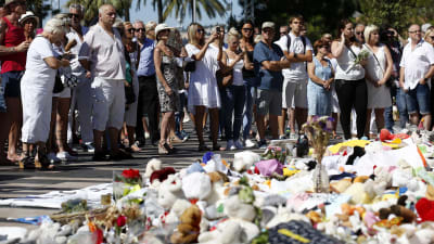 En folkmassa som hedrar minnet av offren i terrorattacken i Nice 2016 med en tyst minut. 