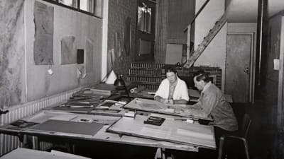 Aino ja Alvar Aalto 1940-luvulla sota-aikaan työpöytiensä ääressä.