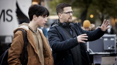 Klaus Härl regisserar Amos Brotherus i samband med Okänd mästare.