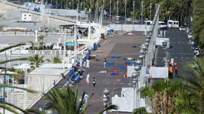 Strandpromenaden i Nice avspärrad efter lastbilsattack.