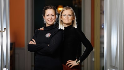 Barnboksförfattaren Malin Klingenberg och illustratören Joanna Vikström Eklöv i svarta kläder.