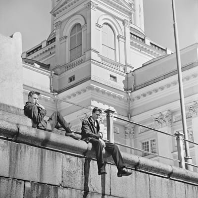 Två unga män framför Helsingfors domkyrka i Helsingfors (50/60-tal).