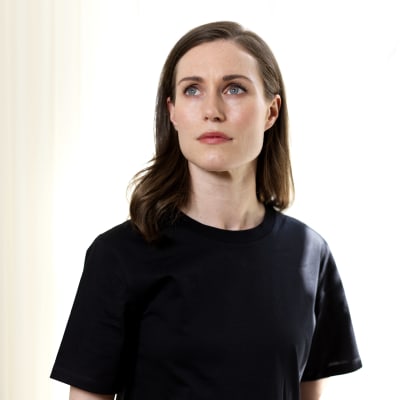 Sanna Marin katsoo ylös.
