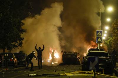 Kravaller i förort till Paris.