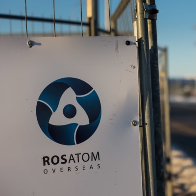 Rosatom kyltti Hanhikivi 1 ydinvoimalan rakennusalueen portilla. Pyhäjoen Hanhikivelle rakennettava ydinvoimalaitos Hanhikivi 1 on Fennovoiman rakennushanke, jossa venäläinen Rosatom on mukana.