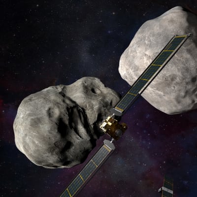 Havainnekuva siitä, miten Nasan DART-luotain törmää asteroidiin.