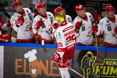 Axel Holmström i Sport firar mål genom hälsa på sina lagkamrater på bytesbänken.