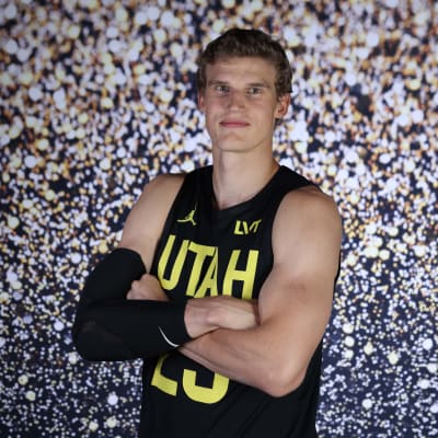 Lauri Markkanen poseeraa kameralle.