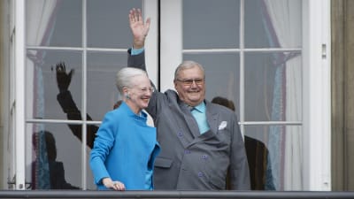 Drottning Margarethe och prins Henrik vinkade från balkongen i Amalienborgs slott i samband med drottningens 76-årsdag i april 2016.