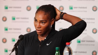 Serena Williams under presskonferansen där hon meddelade att hon drar sig ur årets Franska öppna pågrund av en bröstmuskelskada.