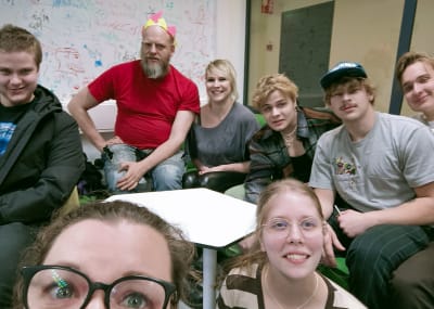 Lukiolaisia selfie-kuvassa.