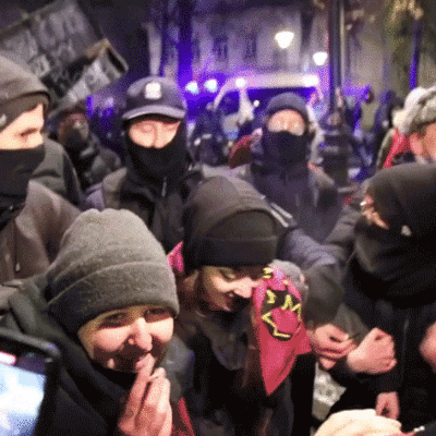 mielenosoittajia gif-kuvassa