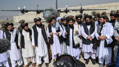 Talibaner håller presskonferens på flygplatsen i Kabul 31.8.2021