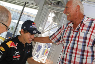 Dietrich Mateschitz gratulerar Sebastian Vettel.