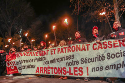 Demonstranter i Marseilles protesterar mot regeringens plan att höja pensionsåldern