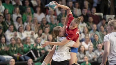 Dickens Matilda Peitsaro stoppas av Grankulla IFK:s Fanny Reinikainen i en handbollsmatch.