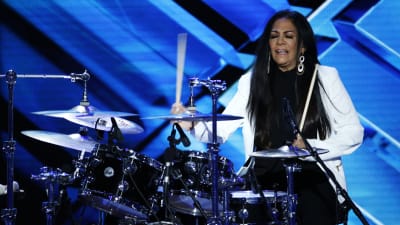 Sheila E. spelar trummor.