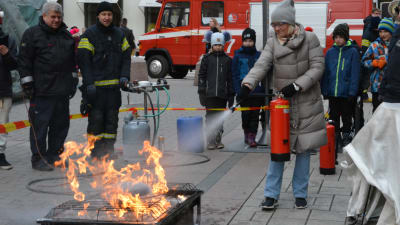 Nina Hyvönen, lärare vid Cygnaeus skola i Åbo, använder en brandsläckare. 