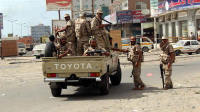 Sodlater ur den jemenitiska armén patrullerar efter att ha återtagit enstadsdel i staden Aden från al-Qaida.