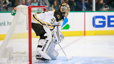 Tuukka Rask vaktar målet i Boston.