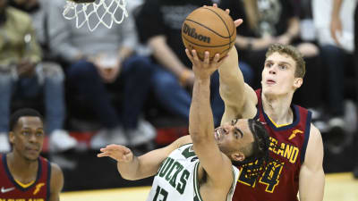 Lauri Markkanen försvarar i matchen mot Milwaukee.