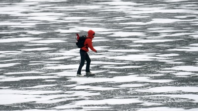 Långfärdsskridskoåkare på isen i Noux.