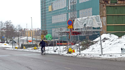 Drumsöcyklist tvingas ut bland bilarna på Hallonnäsgatan.