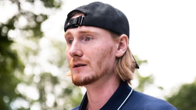 Joonas Korpisalo svarar på frågor.