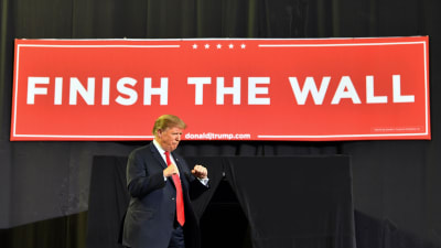 Donald Trump framför en banderoll med texten "Finish the wall" i El paso, Texas.