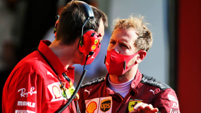 Sebastian Vettel diskuterar.