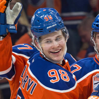 Jesse Puljujärvi med lagkamrater i Edmonton, hösten 2016.