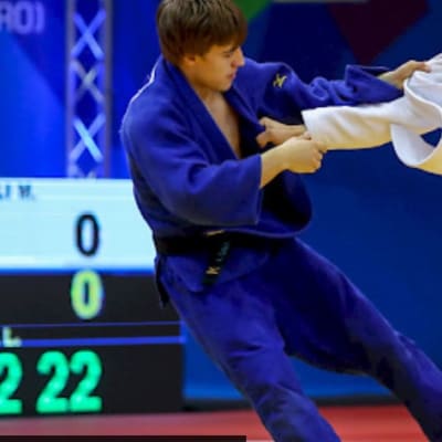 Luukas Saha ottelee sinisessä judogissa